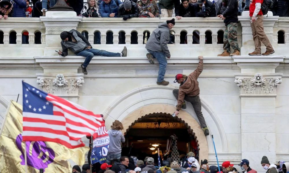 Εισβολή στο Καπιτώλιο: Σε δίλημμα οι κατηγορούμενοι για την ομολογία της ενοχής τους ή όχι